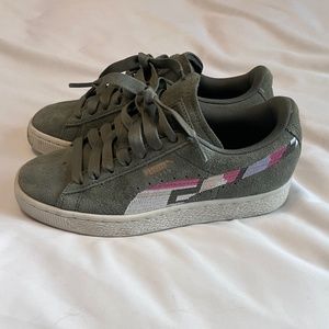 Womens army green Pumas